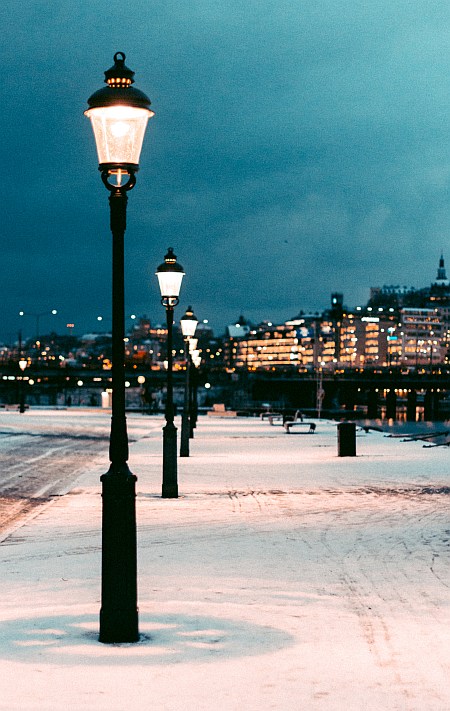 Verschneite Straße in Stockholm